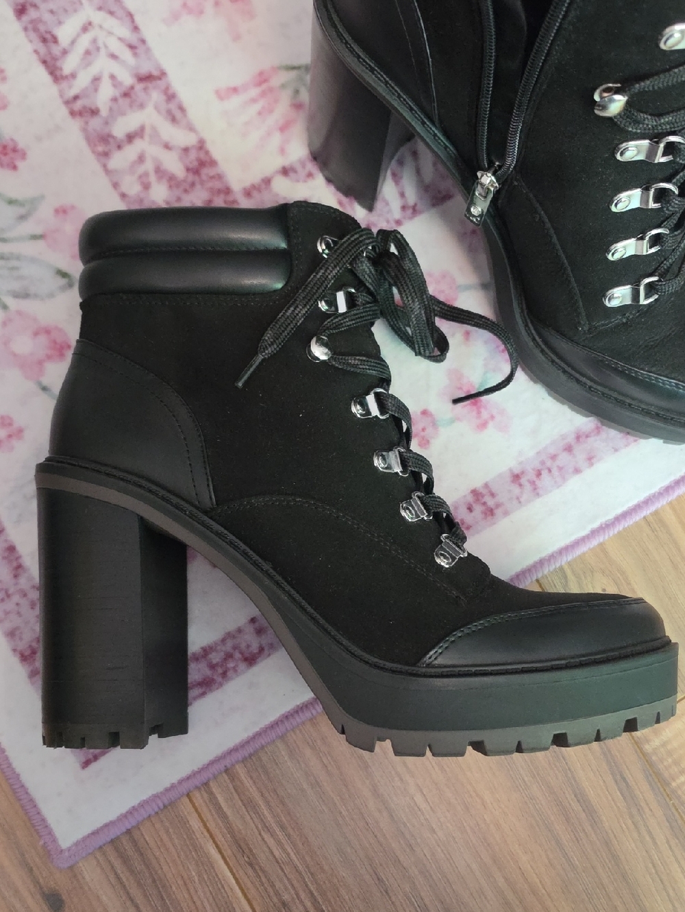 JLo Rigly Boots - Picture 2 of 4